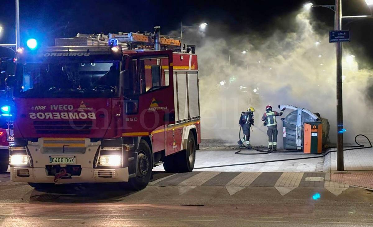 Incendio calcina varios contenedores en la calle Antonio Jareño de Tomelloso