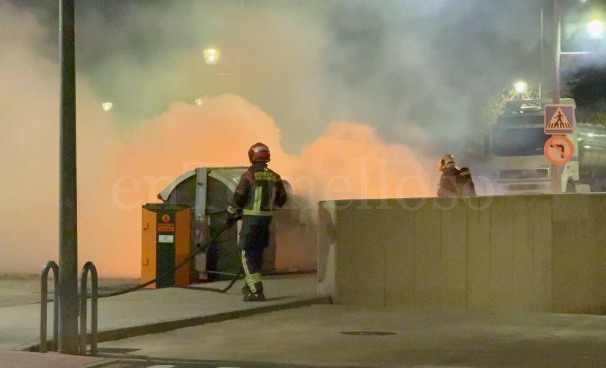 Incendio calcina varios contenedores en la calle Antonio Jareño de Tomelloso