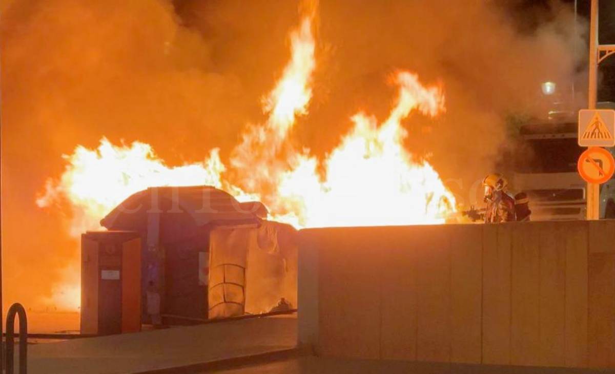 Incendio calcina varios contenedores en la calle Antonio Jareño de Tomelloso