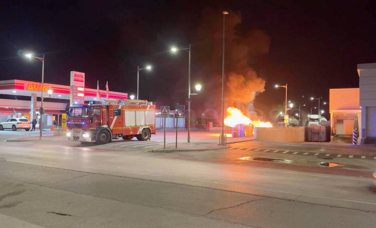 Incendio calcina varios contenedores en la calle Antonio Jareño de Tomelloso