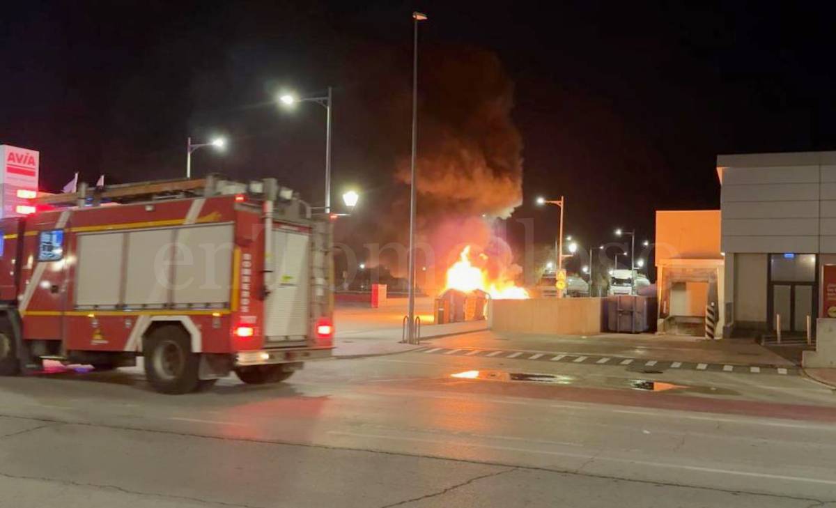 Incendio calcina varios contenedores en la calle Antonio Jareño de Tomelloso