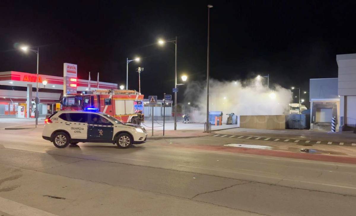 Incendio calcina varios contenedores en la calle Antonio Jareño de Tomelloso