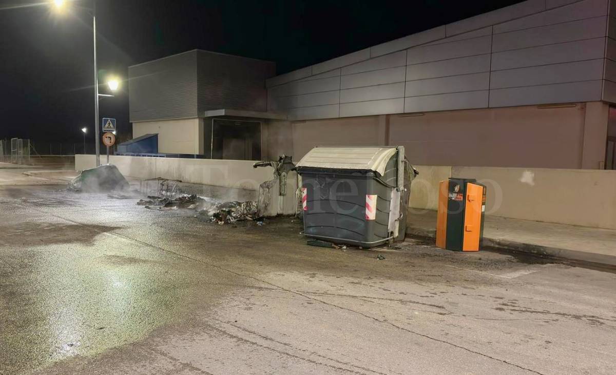 Incendio calcina varios contenedores en la calle Antonio Jareño de Tomelloso