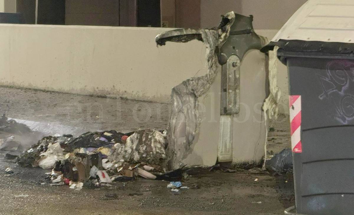 Incendio calcina varios contenedores en la calle Antonio Jareño de Tomelloso