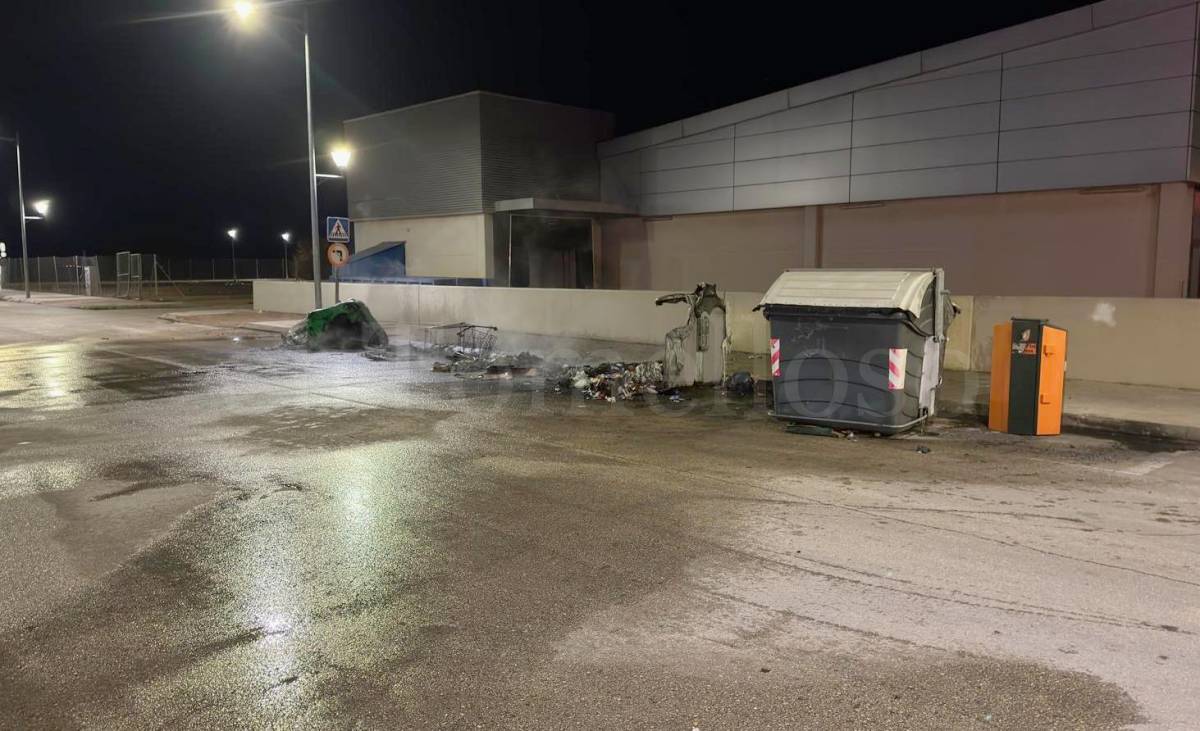 Incendio calcina varios contenedores en la calle Antonio Jareño de Tomelloso