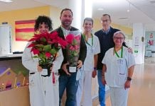 El alcalde de Tomelloso entrega flores de Pascua a los pacientes ingresados en el Hospital