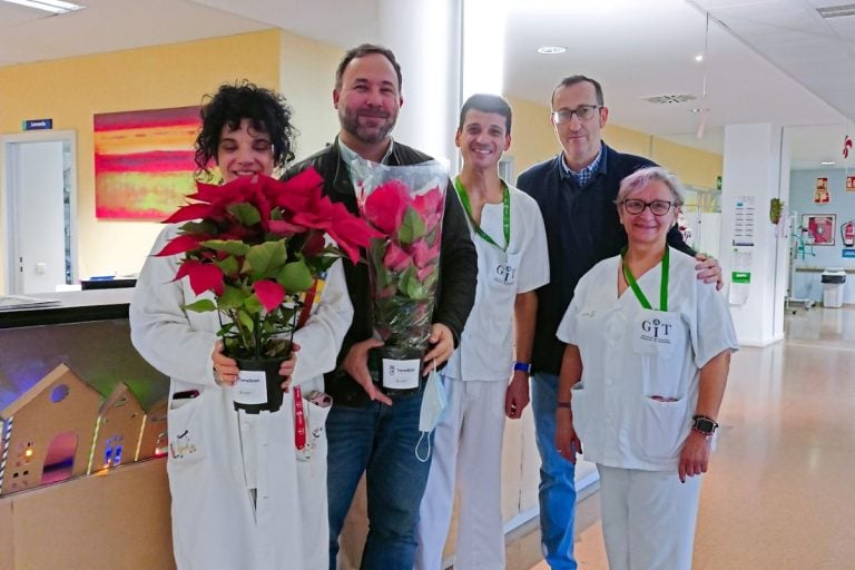 El alcalde de Tomelloso entrega flores de Pascua a los pacientes ingresados en el Hospital