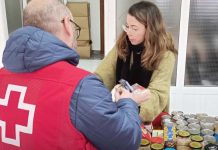 Juventudes Socialistas y el PSOE de Tomelloso entregan las donaciones recogidas en su campaña solidaria de Navidad