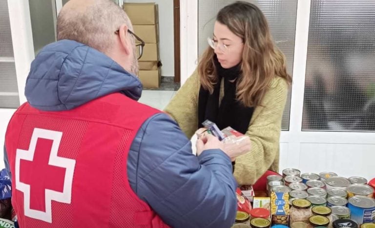 Juventudes Socialistas y el PSOE de Tomelloso entregan las donaciones recogidas en su campaña solidaria de Navidad