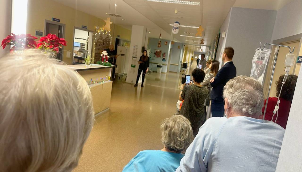 La Navidad se cuela en el Hospital de Tomelloso con música, homenaje y compromiso sanitario