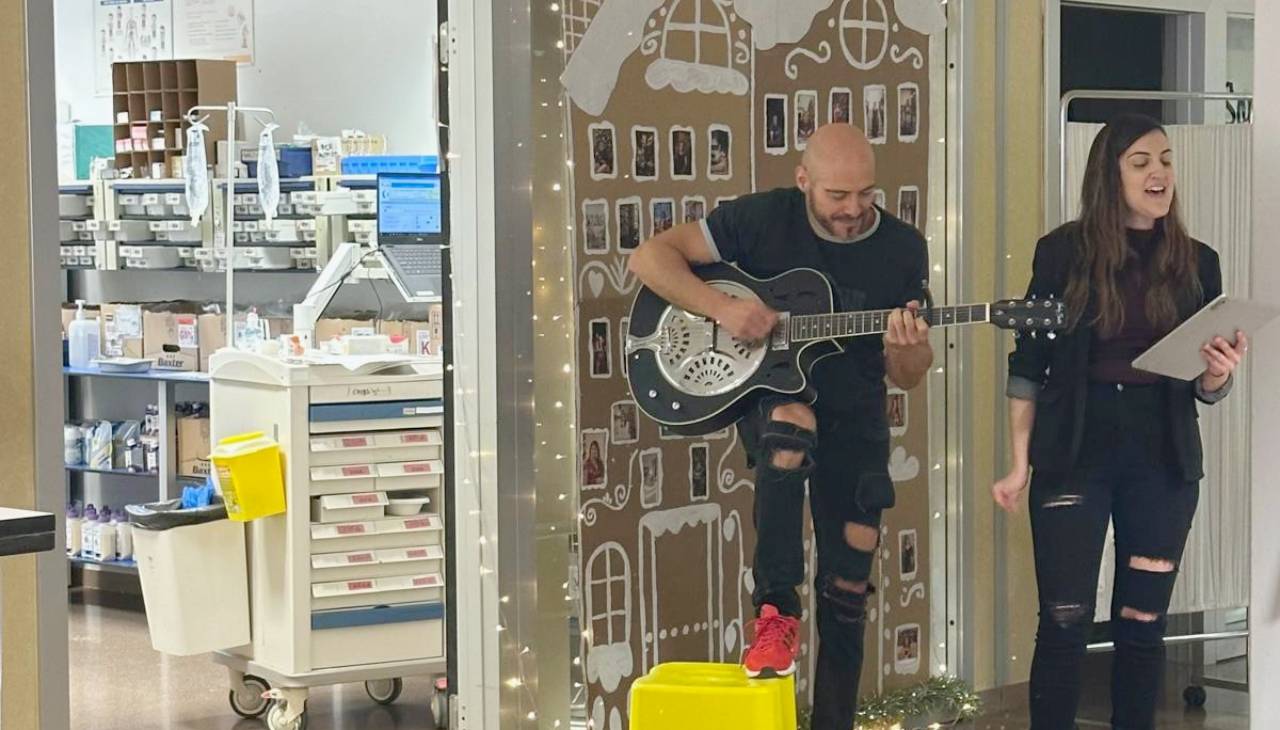 La Navidad se cuela en el Hospital de Tomelloso con música, homenaje y compromiso sanitario