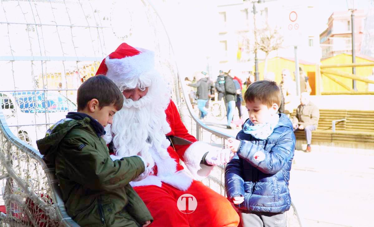 Niños, regalos y villancicos: la Navidad toma la Plaza de España de Tomelloso