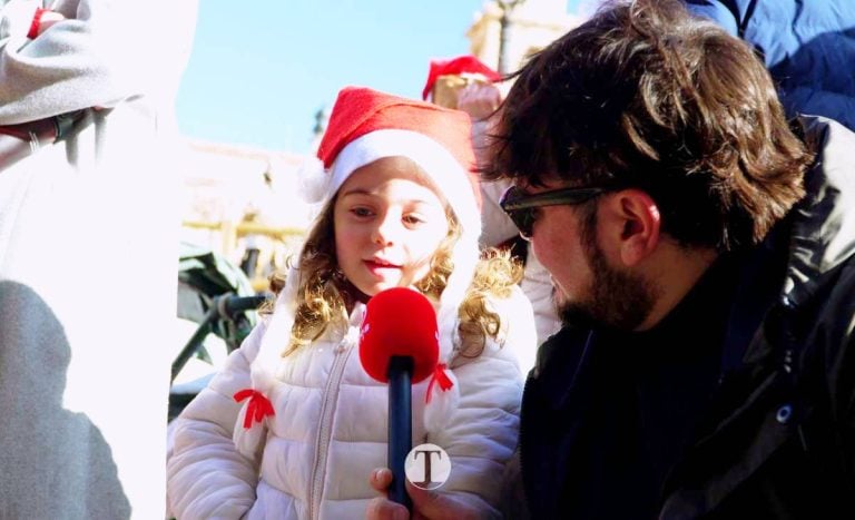 Niños, regalos y villancicos: la Navidad toma la Plaza de España de Tomelloso