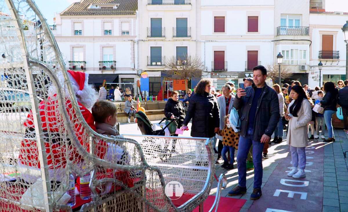 Niños, regalos y villancicos: la Navidad toma la Plaza de España de Tomelloso
