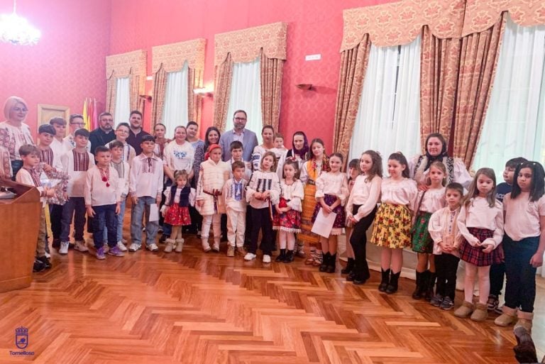 Una representación de la comunidad rumana en Tomelloso cantan villancicos en el Ayuntamiento