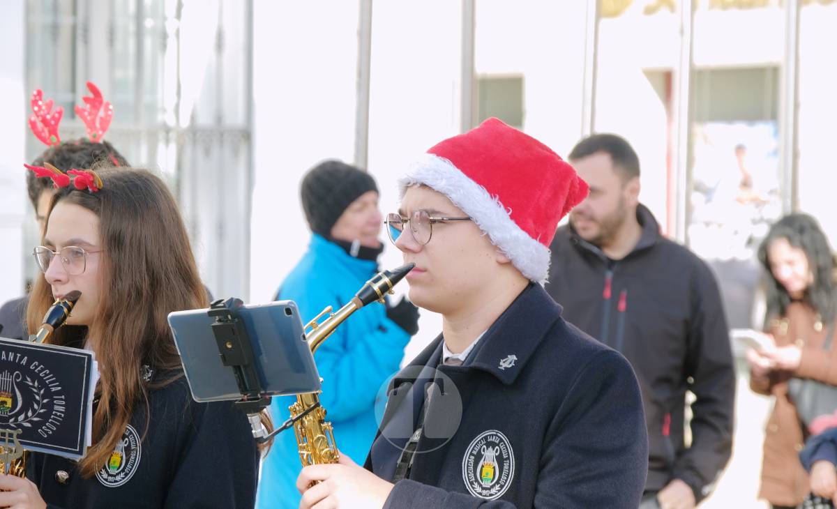 Villancicos, mantecados y sol de invierno en la Plaza de España con la AM Santa Cecilia