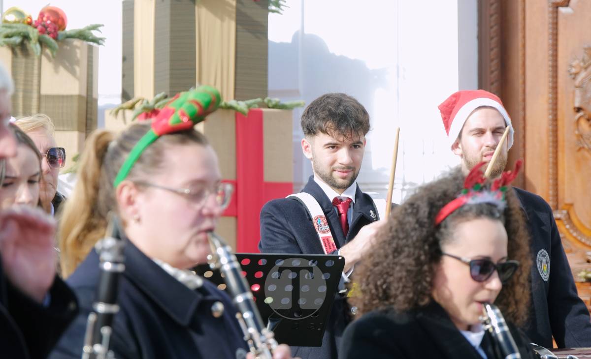 Villancicos, mantecados y sol de invierno en la Plaza de España con la AM Santa Cecilia