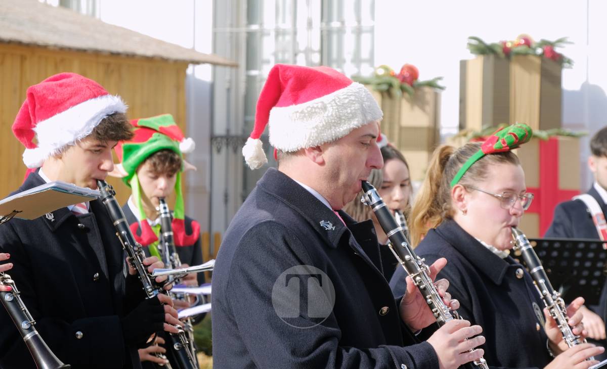 Villancicos, mantecados y sol de invierno en la Plaza de España con la AM Santa Cecilia