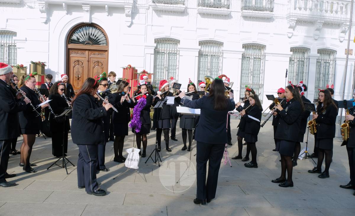 Villancicos, mantecados y sol de invierno en la Plaza de España con la AM Santa Cecilia