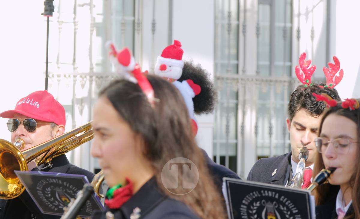 Villancicos, mantecados y sol de invierno en la Plaza de España con la AM Santa Cecilia