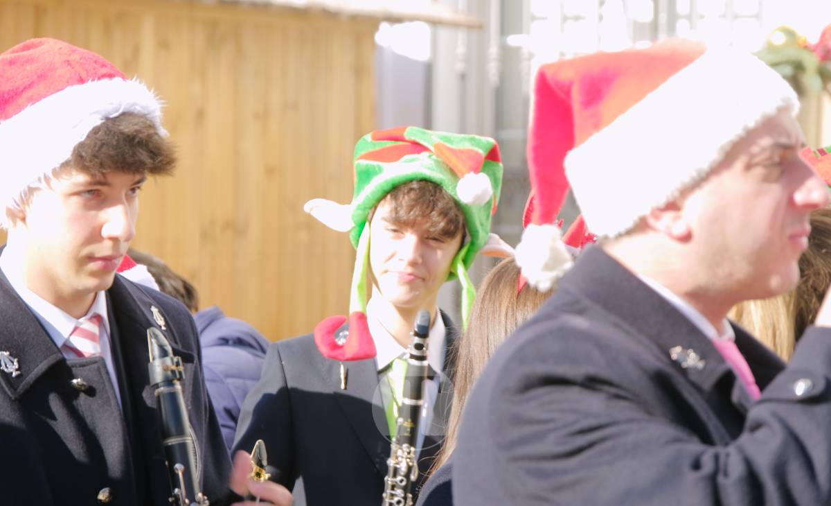 Villancicos, mantecados y sol de invierno en la Plaza de España con la AM Santa Cecilia