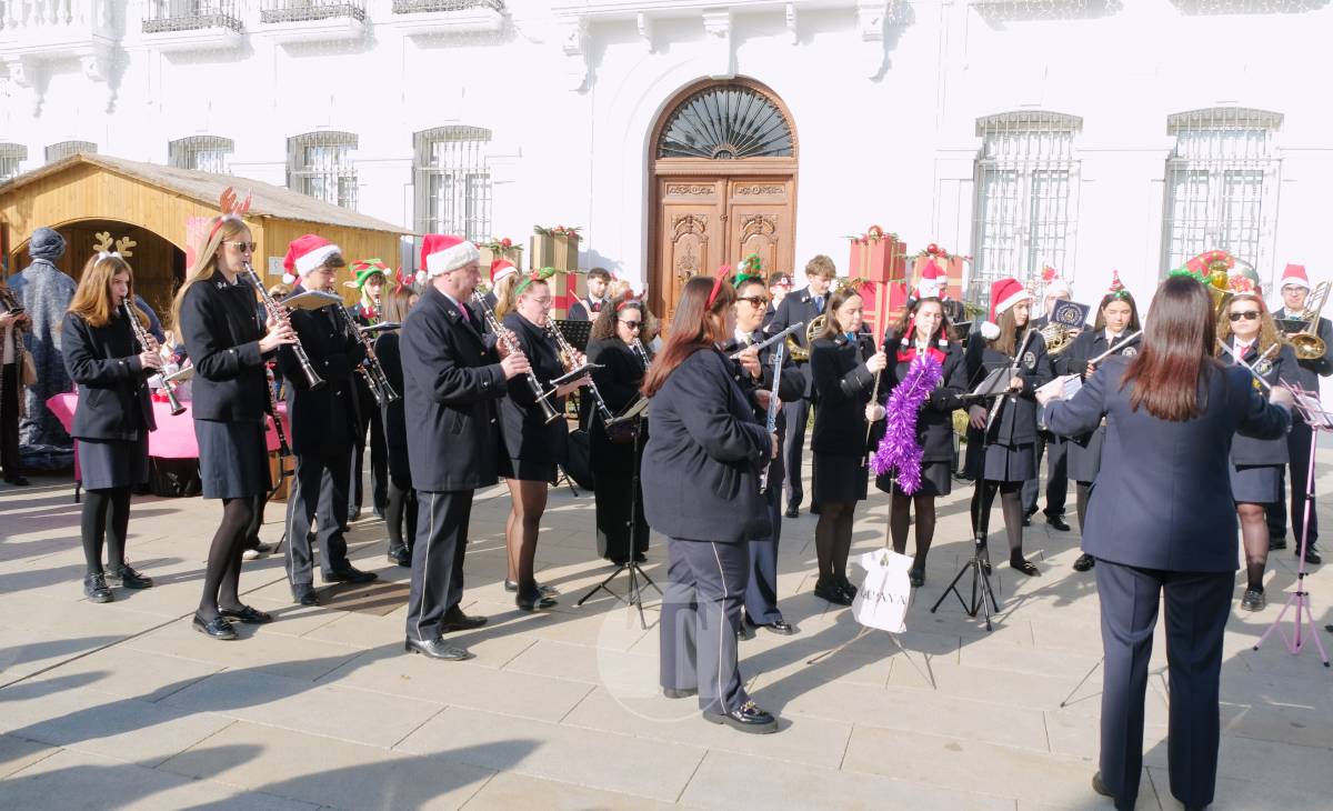 Villancicos, mantecados y sol de invierno en la Plaza de España con la AM Santa Cecilia