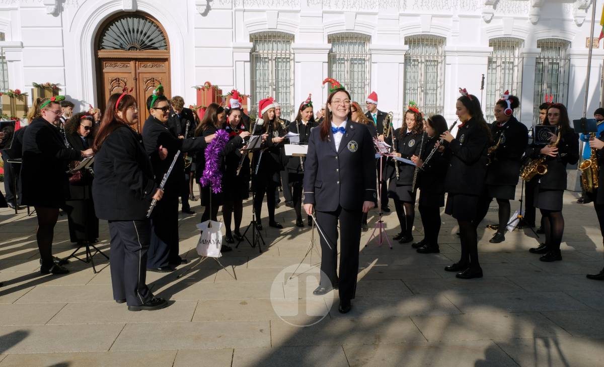 Villancicos, mantecados y sol de invierno en la Plaza de España con la AM Santa Cecilia
