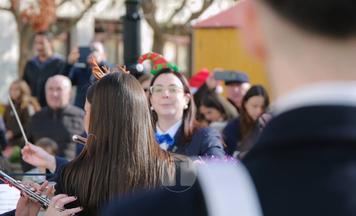 Villancicos, mantecados y sol de invierno en la Plaza de España con la AM Santa Cecilia