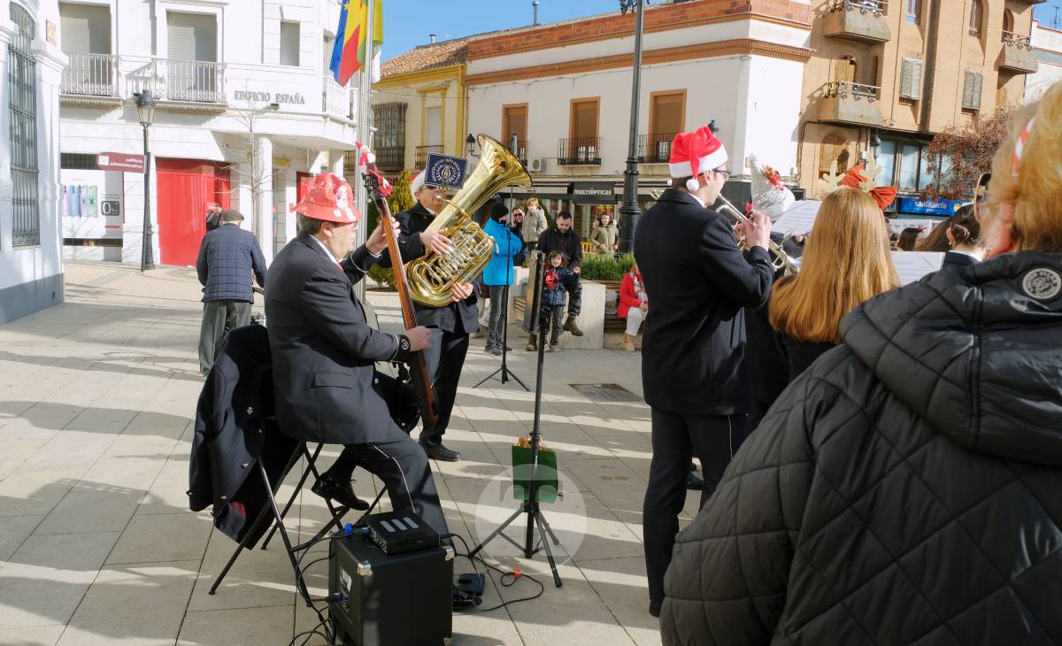 Villancicos, mantecados y sol de invierno en la Plaza de España con la AM Santa Cecilia