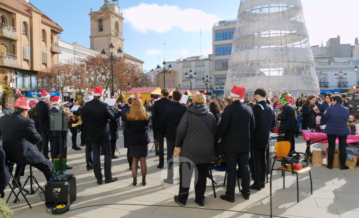 Villancicos, mantecados y sol de invierno en la Plaza de España con la AM Santa Cecilia
