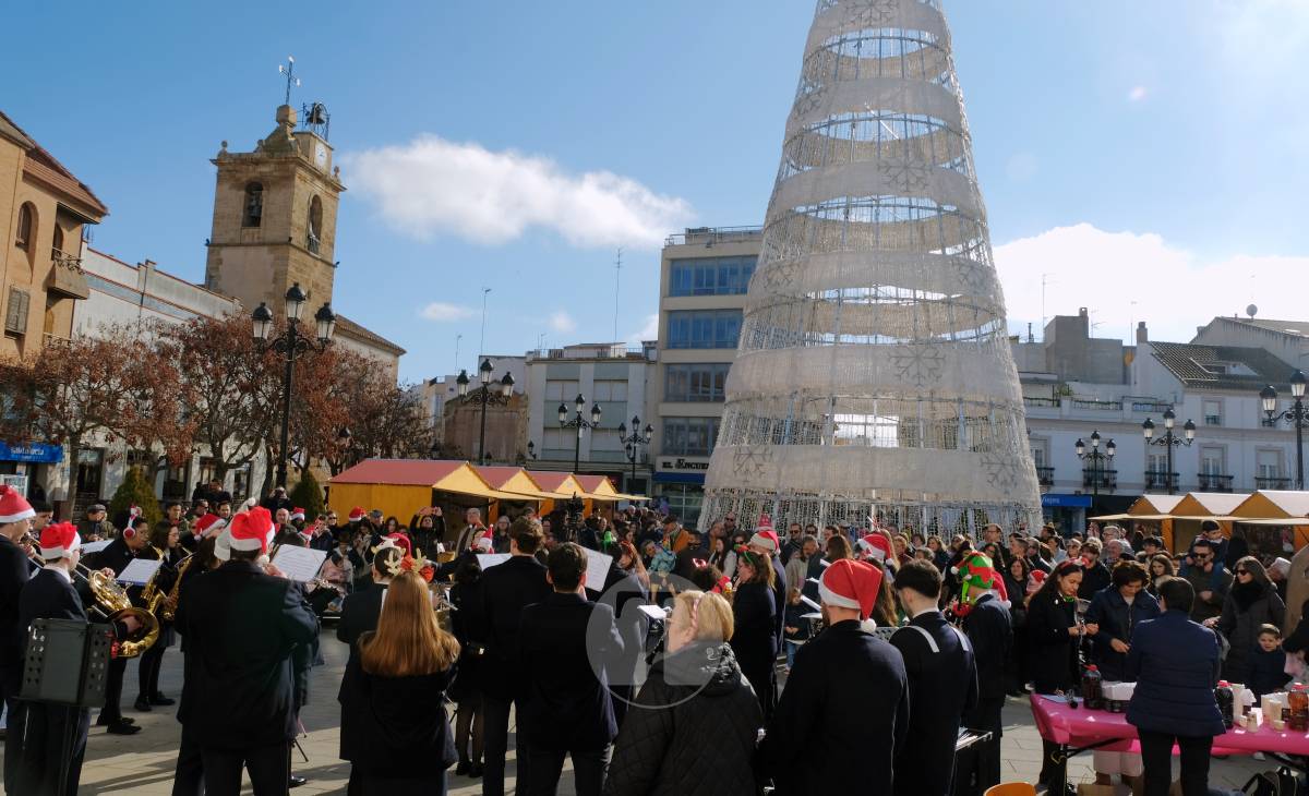 Villancicos, mantecados y sol de invierno en la Plaza de España con la AM Santa Cecilia