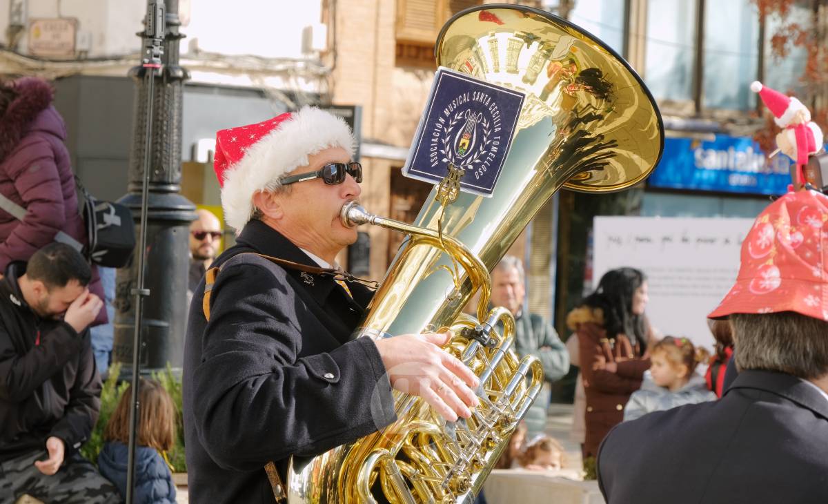 Villancicos, mantecados y sol de invierno en la Plaza de España con la AM Santa Cecilia