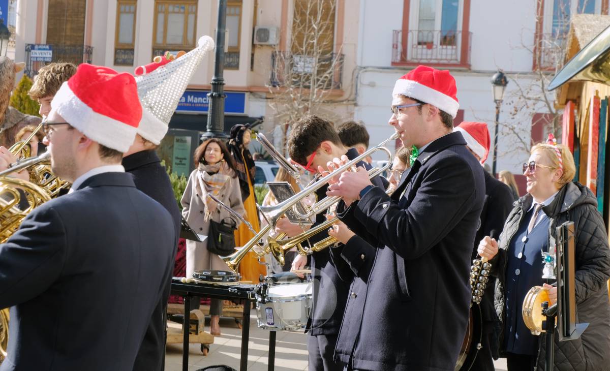 Villancicos, mantecados y sol de invierno en la Plaza de España con la AM Santa Cecilia