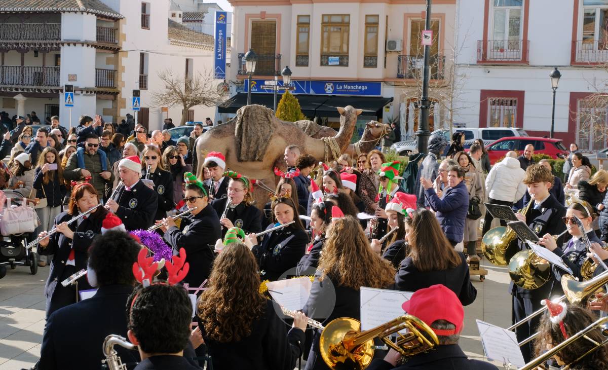 Villancicos, mantecados y sol de invierno en la Plaza de España con la AM Santa Cecilia