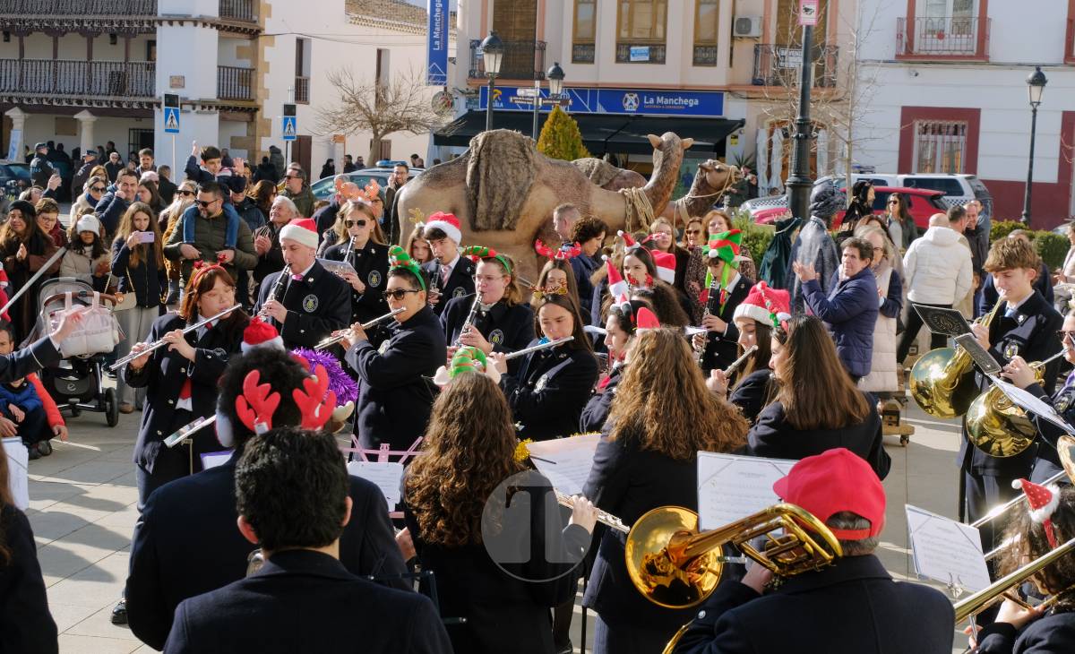 Villancicos, mantecados y sol de invierno en la Plaza de España con la AM Santa Cecilia