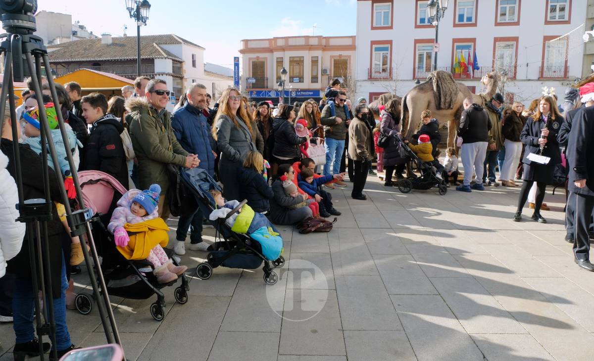 Villancicos, mantecados y sol de invierno en la Plaza de España con la AM Santa Cecilia