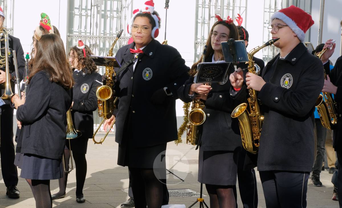Villancicos, mantecados y sol de invierno en la Plaza de España con la AM Santa Cecilia