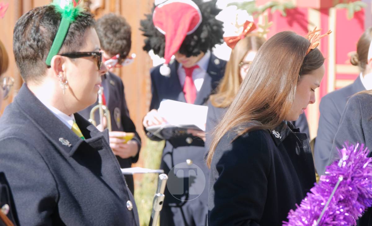 Villancicos, mantecados y sol de invierno en la Plaza de España con la AM Santa Cecilia