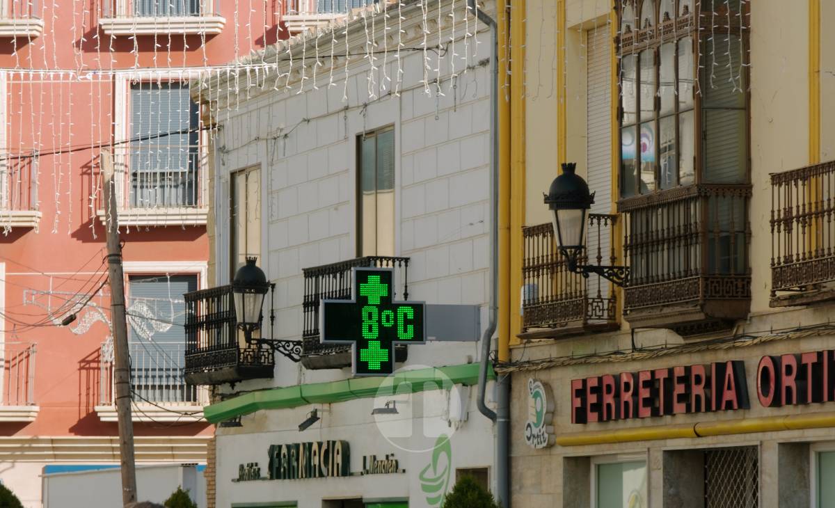 Villancicos, mantecados y sol de invierno en la Plaza de España con la AM Santa Cecilia