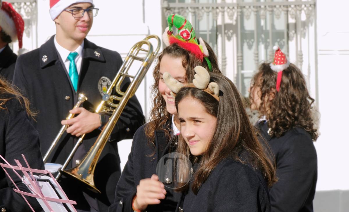 Villancicos, mantecados y sol de invierno en la Plaza de España con la AM Santa Cecilia