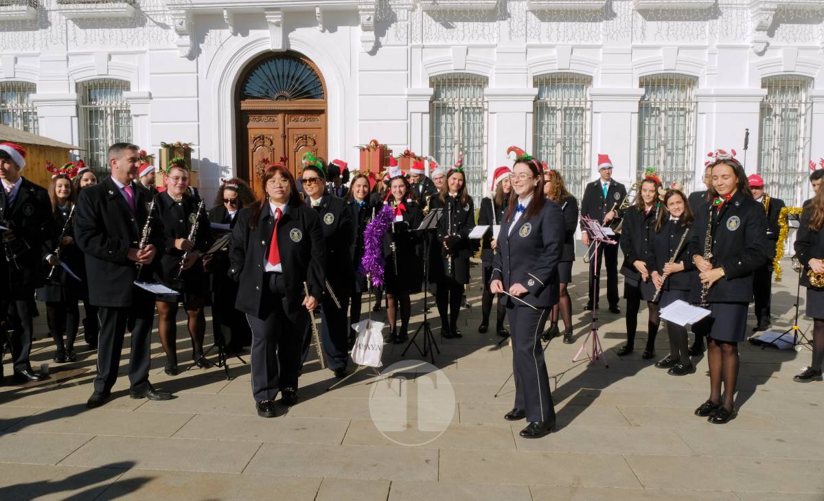 Villancicos, mantecados y sol de invierno en la Plaza de España con la AM Santa Cecilia