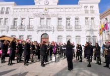 Villancicos, mantecados y sol de invierno en la Plaza de España con la AM Santa Cecilia