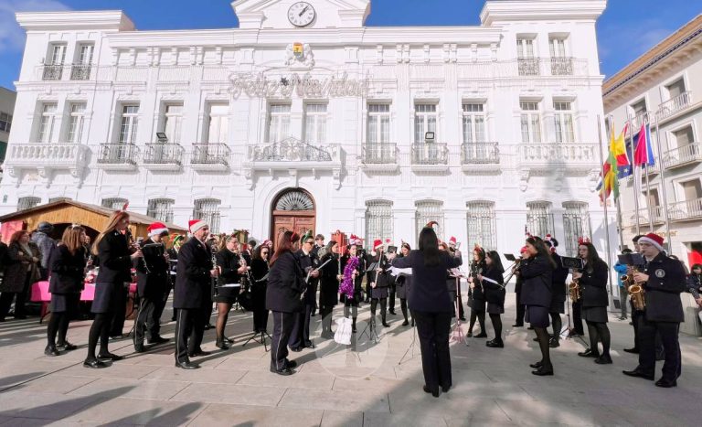 Villancicos, mantecados y sol de invierno en la Plaza de España con la AM Santa Cecilia