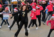 La zumba navideña de Irene Alberca y sus chicas desafía a la lluvia y vuelve a llenar de ritmo la Plaza de España