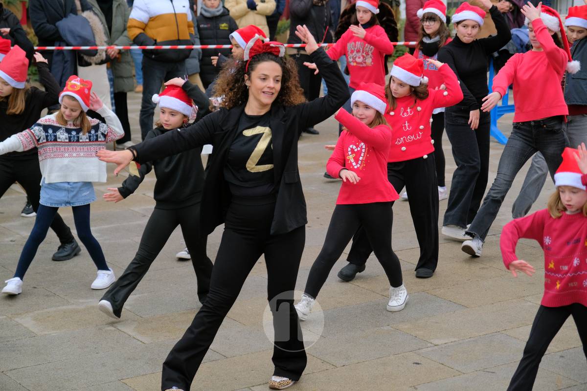 La zumba navideña de Irene Alberca y sus chicas desafía a la lluvia y vuelve a llenar de ritmo la Plaza de España