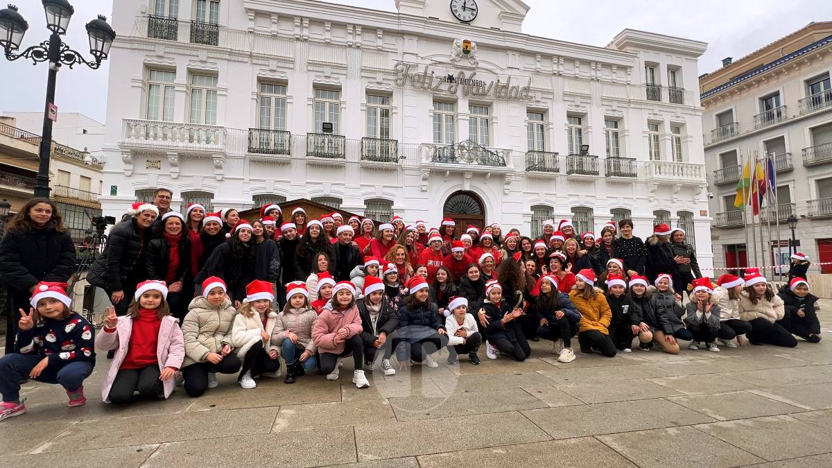 La zumba navideña de Irene Alberca y sus chicas desafía a la lluvia y vuelve a llenar de ritmo la Plaza de España