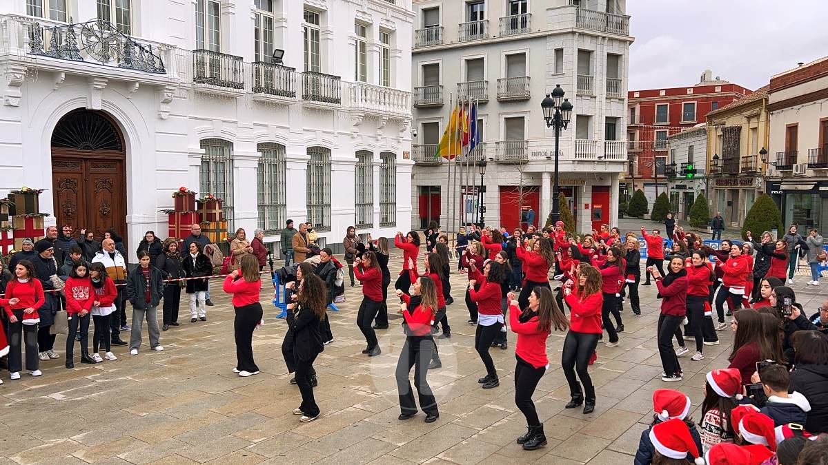 La zumba navideña de Irene Alberca y sus chicas desafía a la lluvia y vuelve a llenar de ritmo la Plaza de España