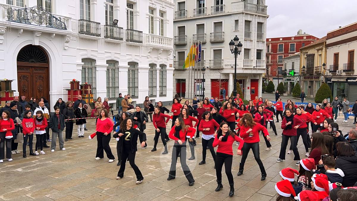 La zumba navideña de Irene Alberca y sus chicas desafía a la lluvia y vuelve a llenar de ritmo la Plaza de España