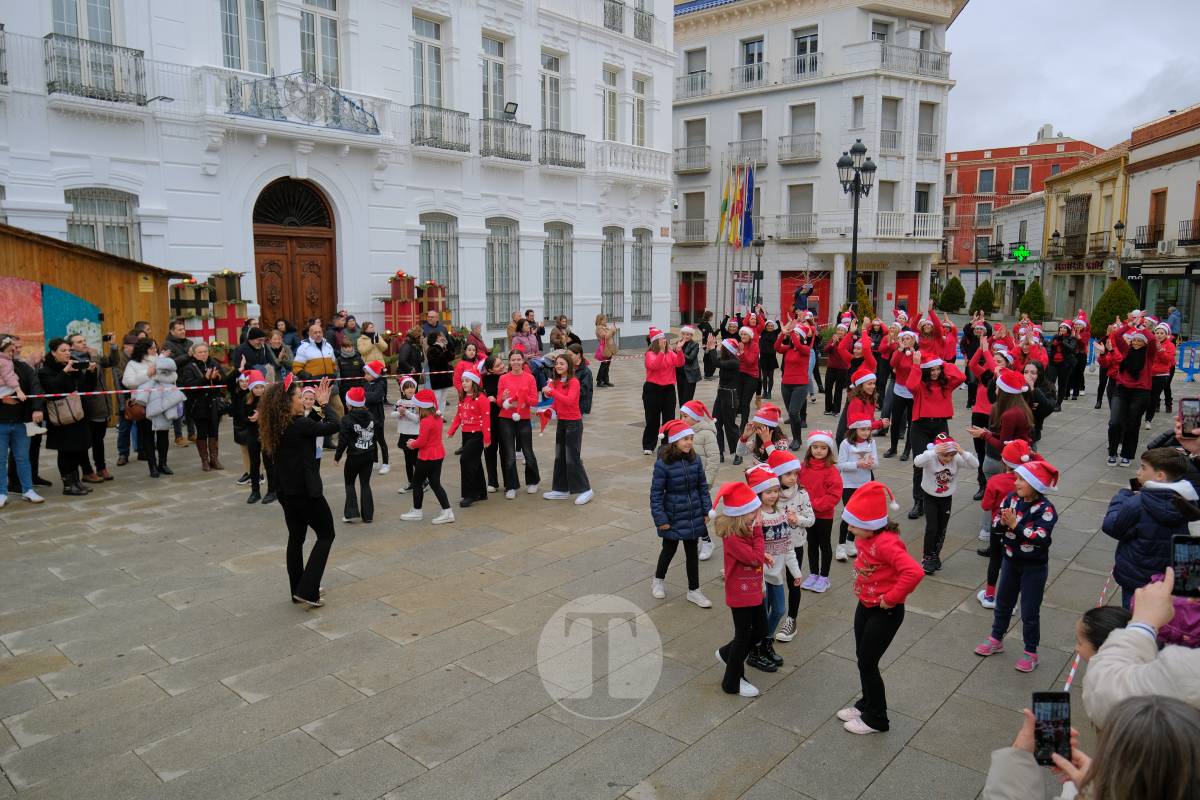 La zumba navideña de Irene Alberca y sus chicas desafía a la lluvia y vuelve a llenar de ritmo la Plaza de España