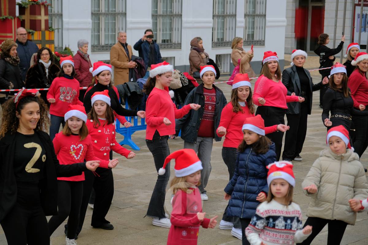 La zumba navideña de Irene Alberca y sus chicas desafía a la lluvia y vuelve a llenar de ritmo la Plaza de España